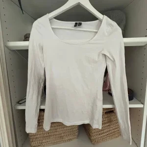 Vit långärmad tajt topp från Vero Moda