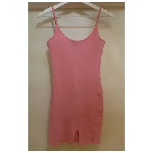 Rosa klänning med slits