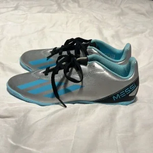 Adidas Messi fotbollsskor i silver och blå
