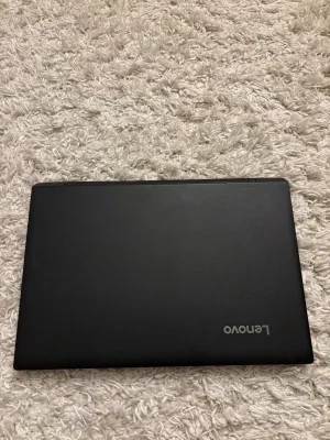 Svart Lenovo bärbar dator