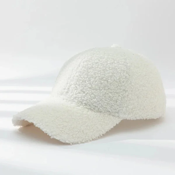 Hvit, komfortabel baseballcaps i lammeskinn. Varm og myk for vinteren, justerbar, passer både menn og kvinner.