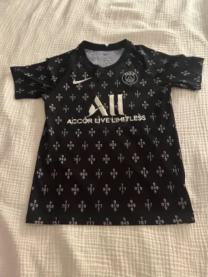 PARIS SAINT-GERMAIN TRÄNINGS T-SHIRT PRE MATCH - SVART/VIT/ BARN
