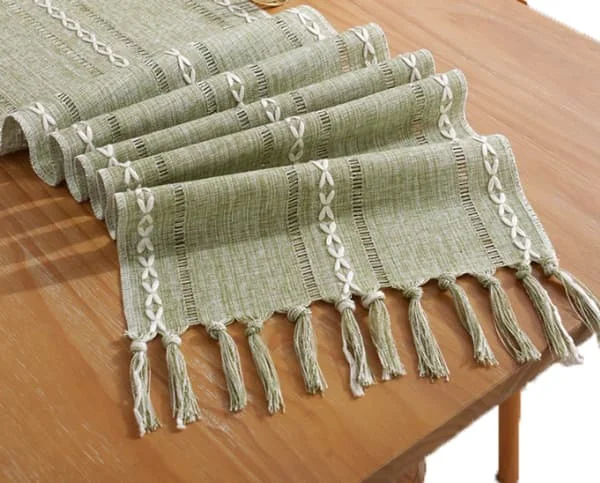 Bohemisk bordslöpare - 33x120 cm - Grön polyester - Med tofsar och broderi - Rustik lantlig stil - För festdekoration