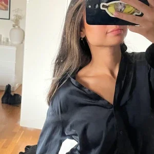 Satin skjorta