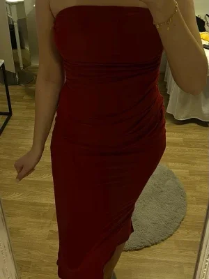 Röd bandeau klänning