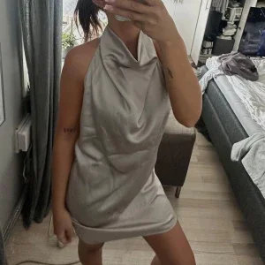 Champagnefärgad satin klänning