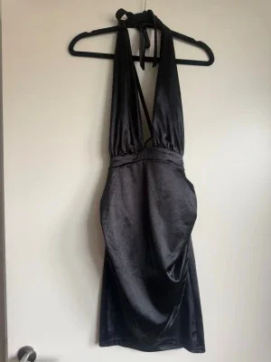 Svart halterneck klänning