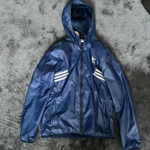 Blå vindjacka från Adidas