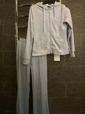 Ljusblå velour mjukissett från Gina Tricot