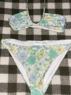 Blommig bikini från Gina Tricot