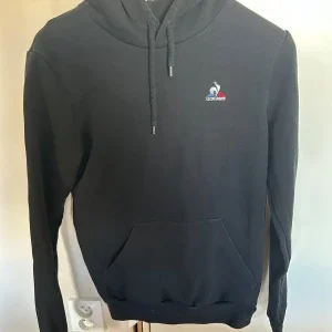 Svart hoodie från Le Coq Sportif
