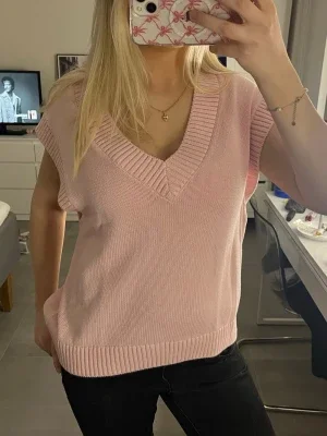 Rosa stickad väst