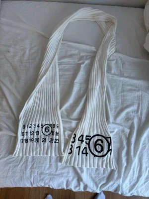 Vit ribbad halsduk Maison Margiela