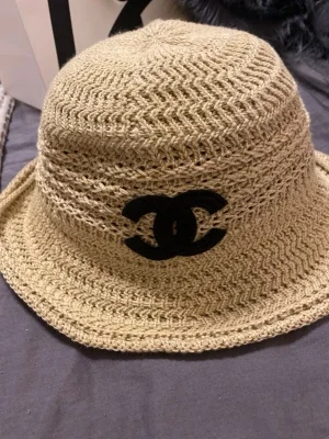 Beige stråhatt från Chanel. Nyvara. Trend!