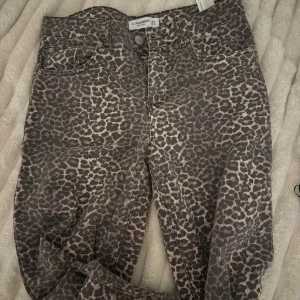Leopardmönstrade jeans från Pull&Bear