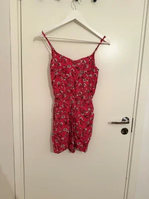 Röd blommig byxdress från H&M, strl 34