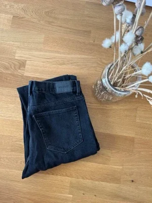 Svarta Barrel jeans från Weekday