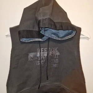 Grå ärmlös hoodie från Reebok