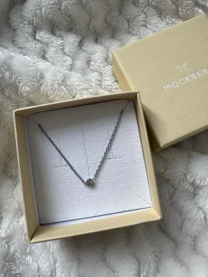 Mockberg silverhalsband med pärldetalj
