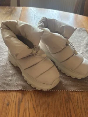 Beiga quiltade vinterkängor