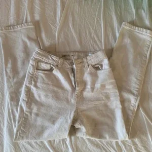 Beige jeansbyxor