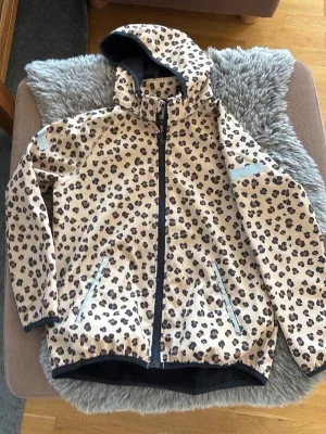 Leopardmönstrad beige vindjacka