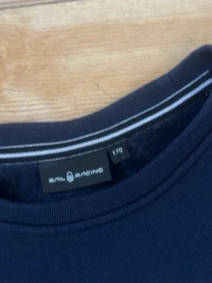 Mörkblå Sail Racing hoodie