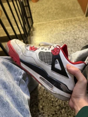Air Jordan 4 Retro Fire Red sneakers