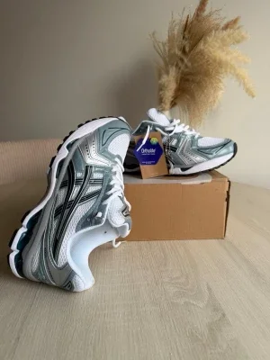 ASICS vita och silver sneakers