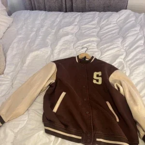 Brun och beige varsity jacka med bokstav