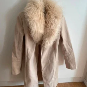 Beige kappa med fluffig päls