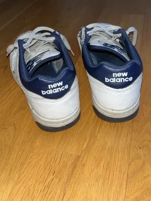 Vita New Balance sneakers med blå detaljer