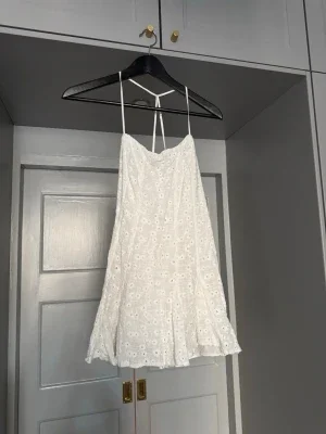 ZARA vit kort klänning med broderade blommor
