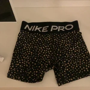 Svarta prickiga shorts från Nike Pro