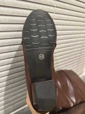 • Knähöga bruna stövlar – stl 40• Bruna overknee-stövlar i läderlook – strl 40• Stilrena bruna boots – knähöga – stl 40• Klassiska bruna stövlar – 