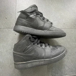 Jordan 1 mid all black
