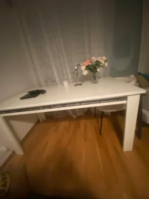 Stilrent vitt bord – perfekt som skrivbord eller matbord