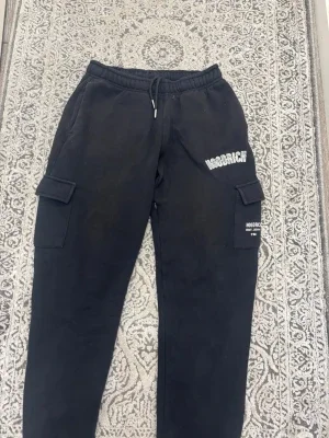 Svarta cargo mjukisbyxor Hoodrich