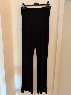 Svarta utsvängda leggings