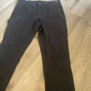 Svarta slim fit chinos från H&M