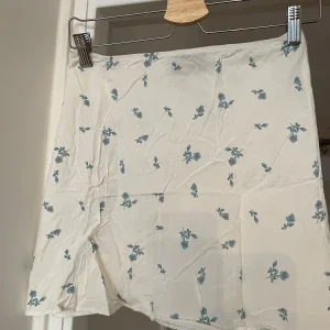 Vit blommig kortkjol från ASOS DESIGN