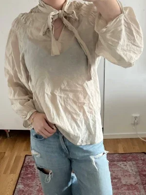Beige linne blus med knytband i halsen