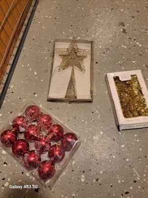 Julpynt: stjärna, kulor och glitter