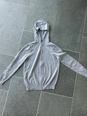 Ljusgrå zip-tröja merino ull