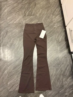 Bruna utsvängda leggings Lululemon