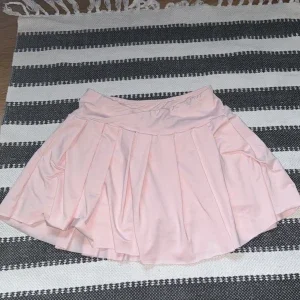 Rosa kjol med shorts