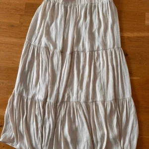 Beige midikjol