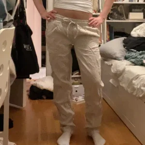 Beige linnebyxor med snörning