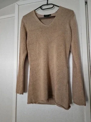Beige/brun stickad v-ringad tröja