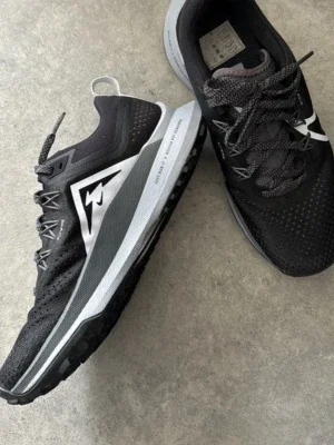Svarta Mizuno sneakers med vit sula